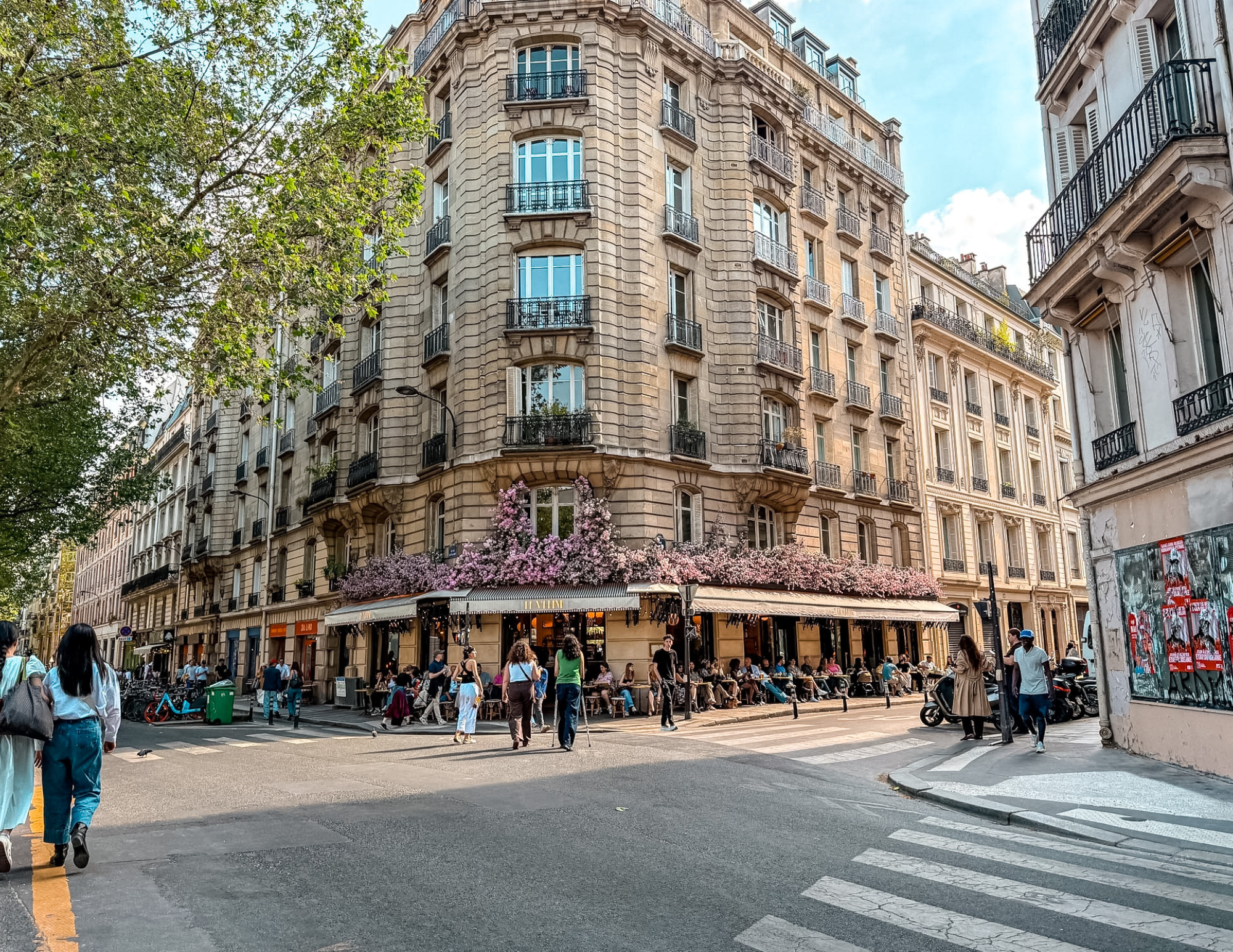 Paris Travel Guide.png
